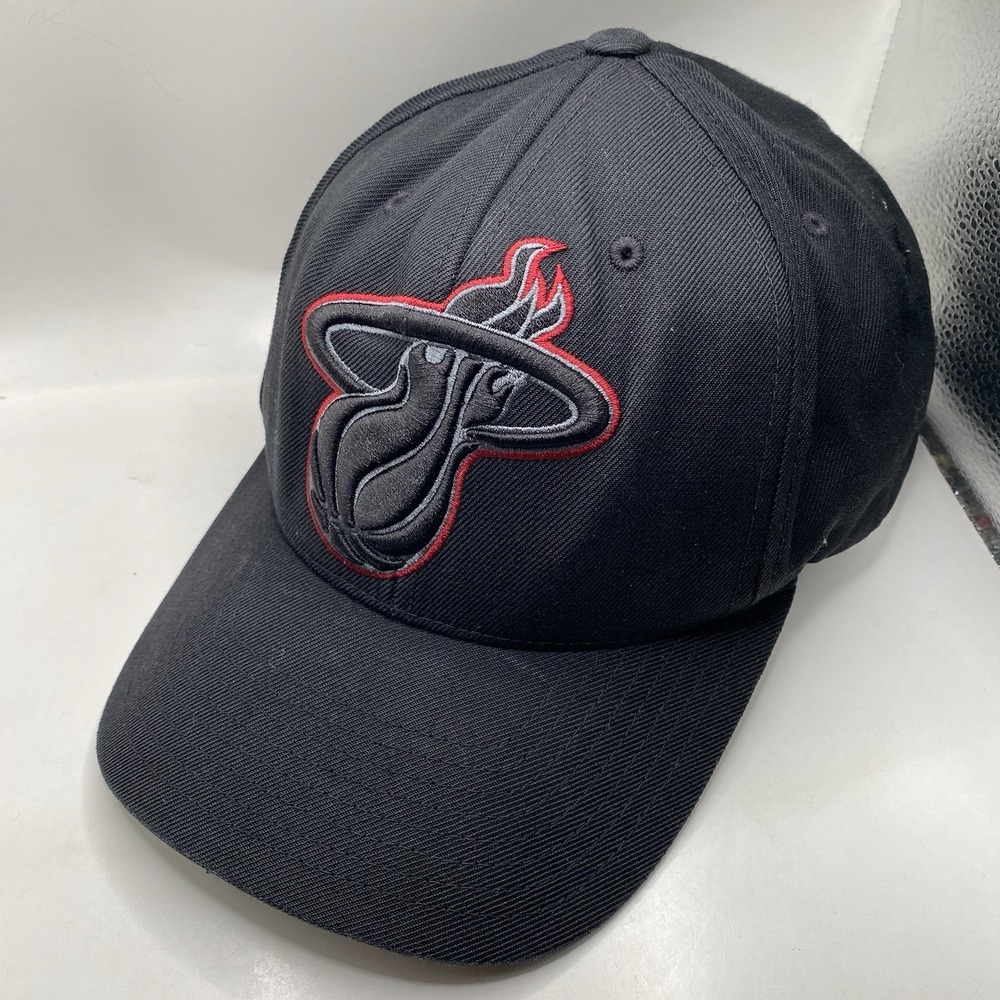 Miami Heat Hat Blackout SnapBack Black Mitchell & Ness Basketball Cleaned
